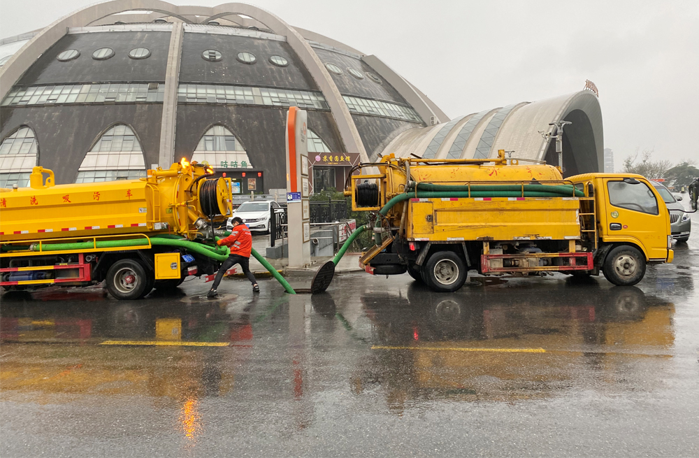 竹镇镇商场管道清淤