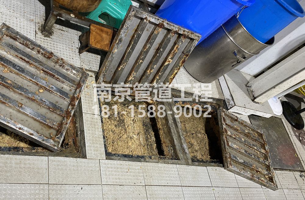 278竹镇镇城管中队食堂隔油池清理